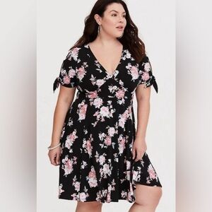 Torrid Sz. 2 Black floral jersey dress with tie sleeve